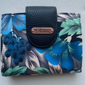Buxton Floral Bi-fold NWOT Kiss Lock  Vegan Leather